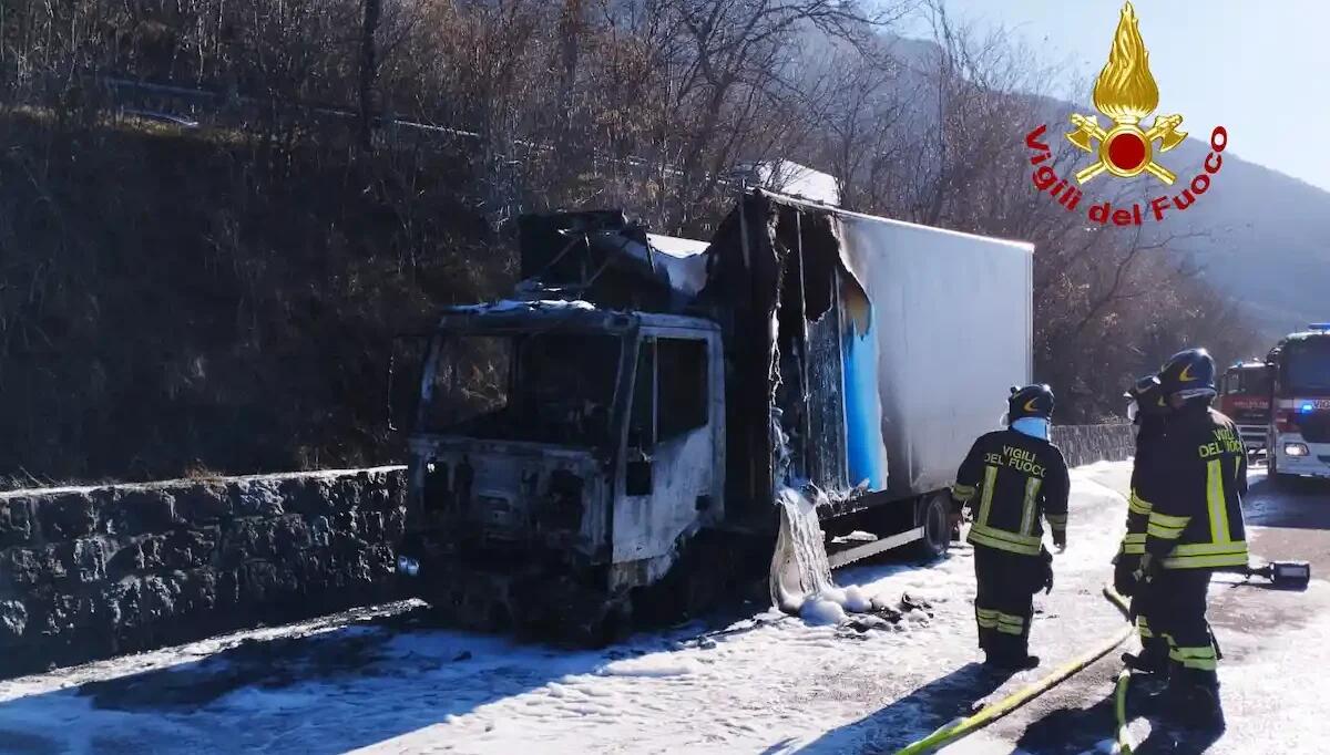 Camion prende fuoco sulla strada del Costo: veicolo completamente distrutto dalle fiamme - 