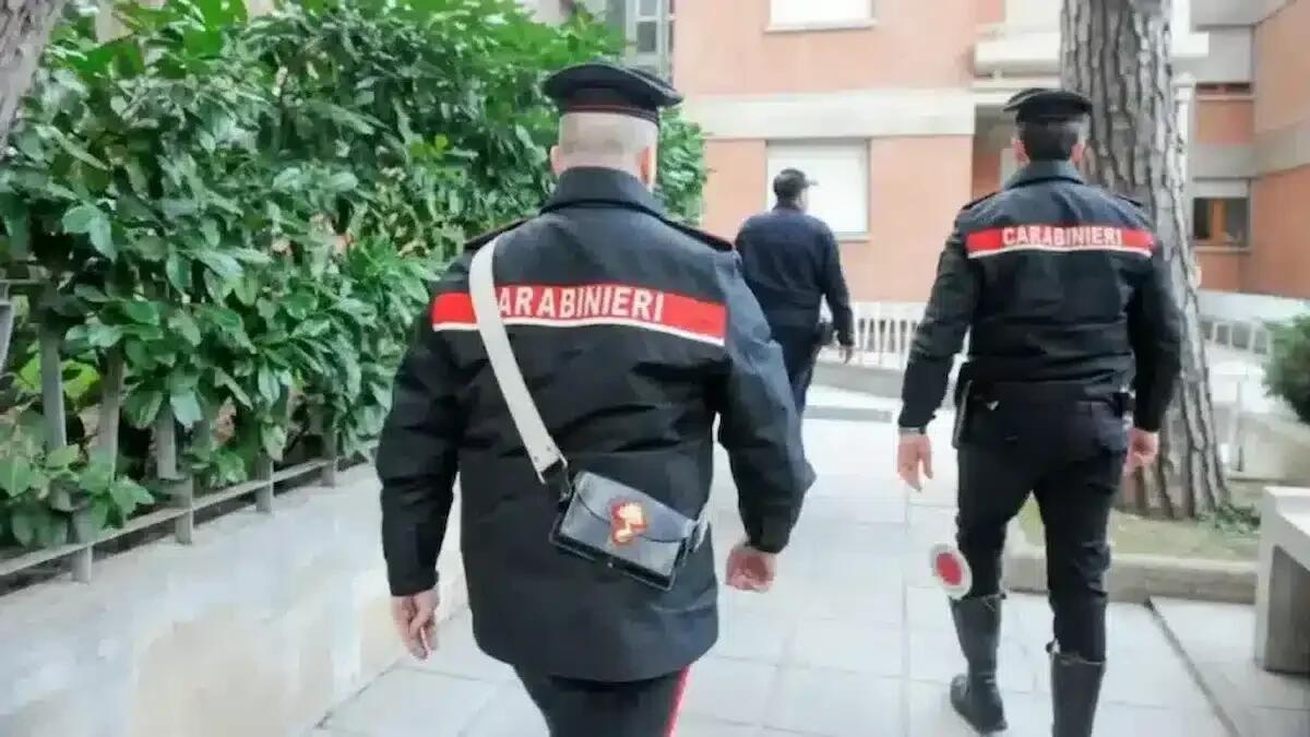 Urla fuori dal carcere, poi aggredisce e insulta i Carabinieri: arrestata donna evasa dai domiciliari - 