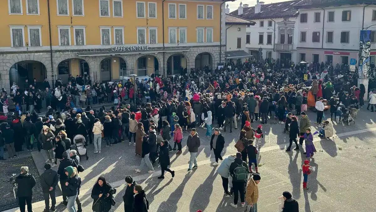 Più di mille persone in piazza, la sfilata di Carnevale colora Codroipo - 