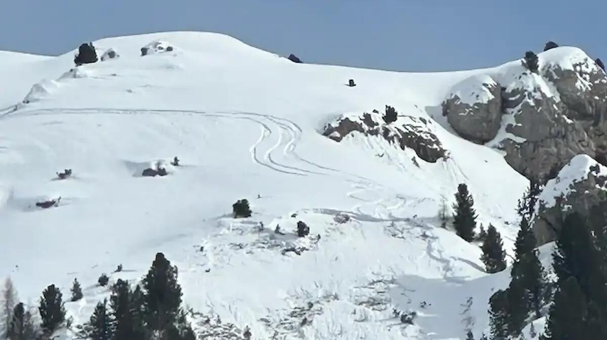 Ancora paura in montagna per due snowboarder fuoripista: 30enne e 27enne travolti da una valanga - 