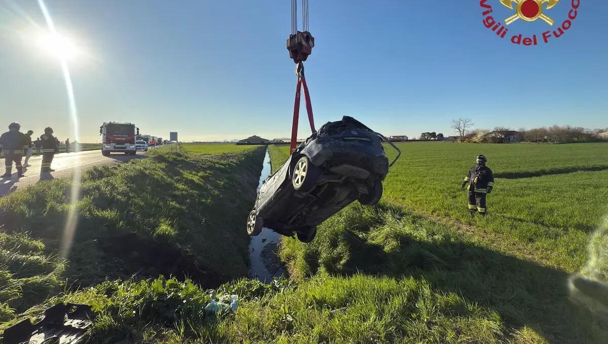 Piombano con l'auto nel fossato, due persone vengono sbalzate fuori dal veicolo: morto un 22enne e tre feriti - 