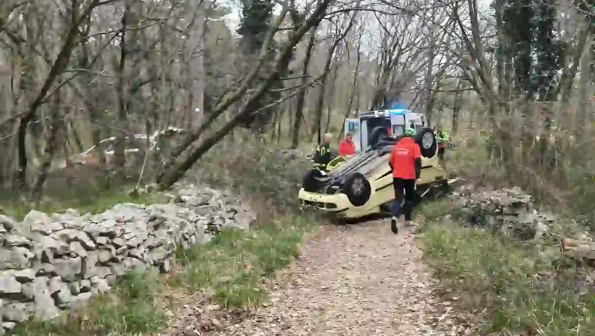 Perde il controllo dell'auto che finisce fuori strada e si ribalta: gravissima una 76enne - 