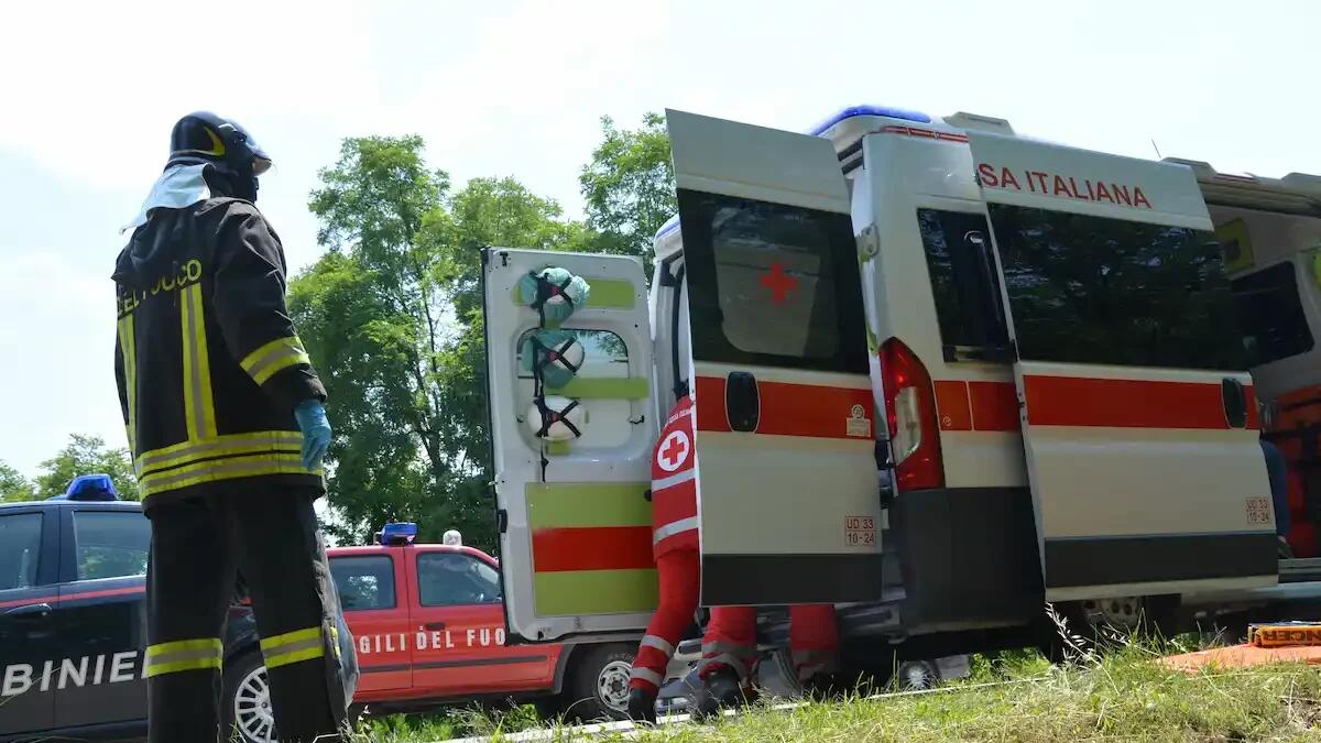 Tragica scoperta in un casale abbandonato: trovato il corpo di un uomo, indagini sulle cause del decesso - 