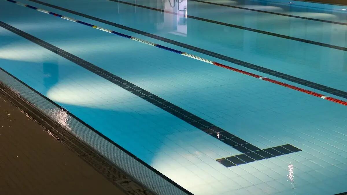 Paura in piscina, si stacca un faro dal tetto: ferito un bambino di 10 anni - 