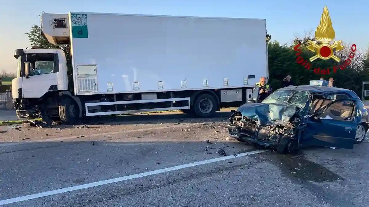 Tremendo scontro tra un'auto, un camion e un furgone, feriti un neonato e i suoi genitori - 