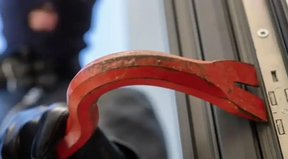 Topi d'appartamento forzano l'infisso e svuotano la cassaforte: bottino in contanti e oro - 