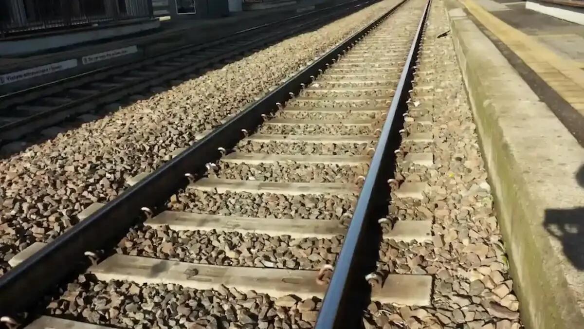 Tragedia sui binari: ragazzo viene investito da un treno, muore sul colpo - 