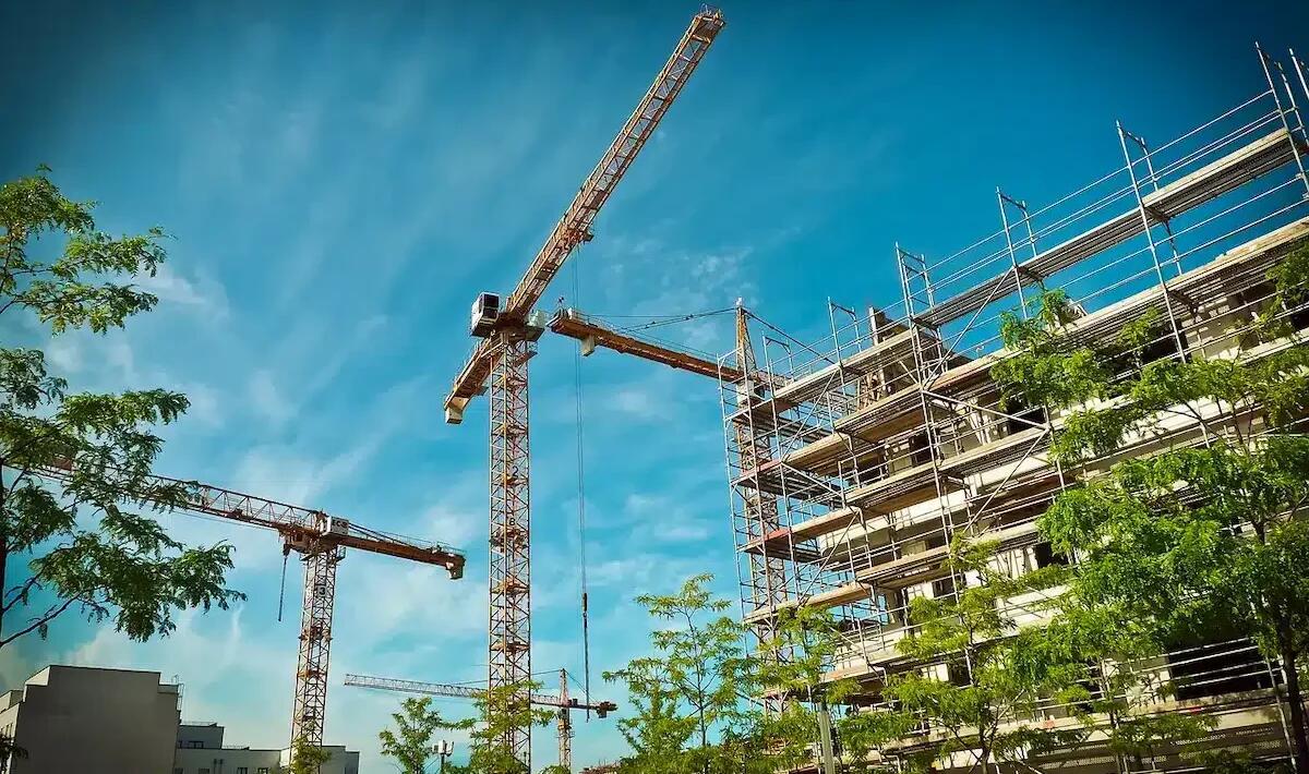 L'evoluzione delle normative nel settore edile: impatti e soluzioni per le PMI e artigiani - 