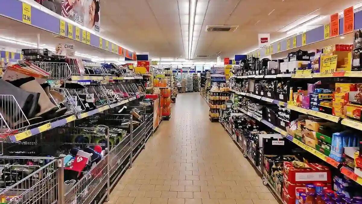 Rapina in un supermercato, ladro bloccato da un poliziotto in borghese: arrestato -