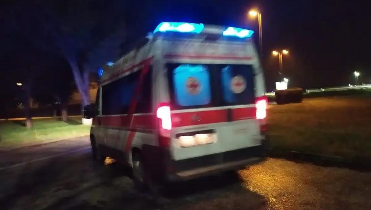 Sbanda con l'auto, si schianta contro un muretto e centra un veicolo: liberato dalle lamiere, è grave - 