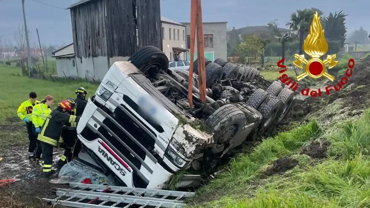 Autoarticolato esce di strada e si ribalta nel canale: autista ferito e incastrato nella cabina di guida - 