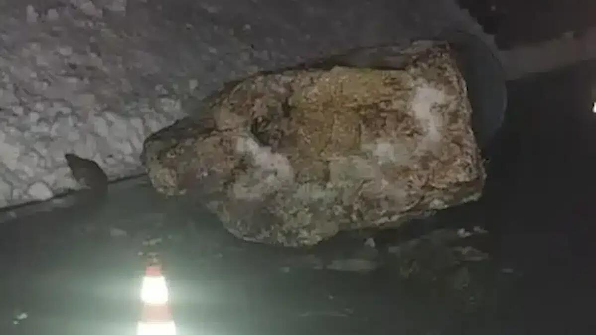 Frana sulla provinciale 76 nel Tarvisiano: enorme masso cade sulla carreggiata, strada chiusa - 