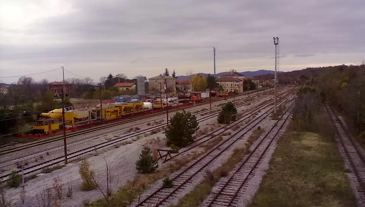 Stazione Aurisina: grosso masso cade sui binari, disagi per i viaggiatori, ritardi fino a un'ora - 