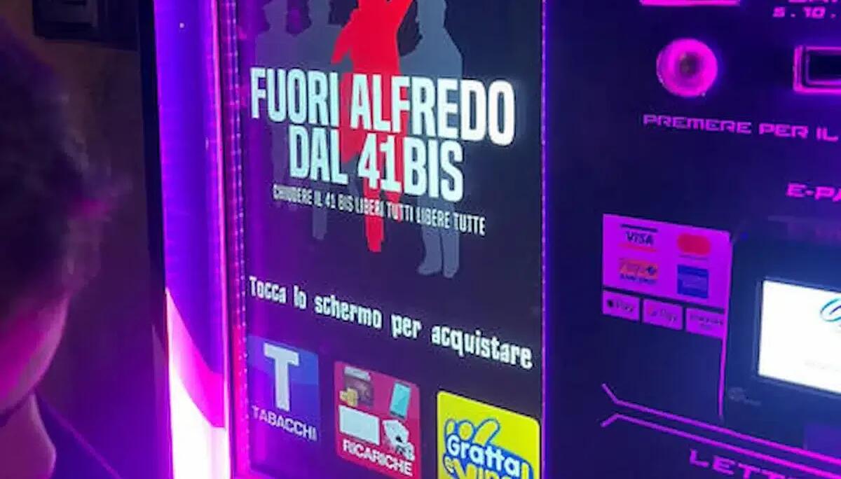 Incappucciati e armati di piede di porco scassinano distributore di sigarette: colpo da migliaia di euro - 