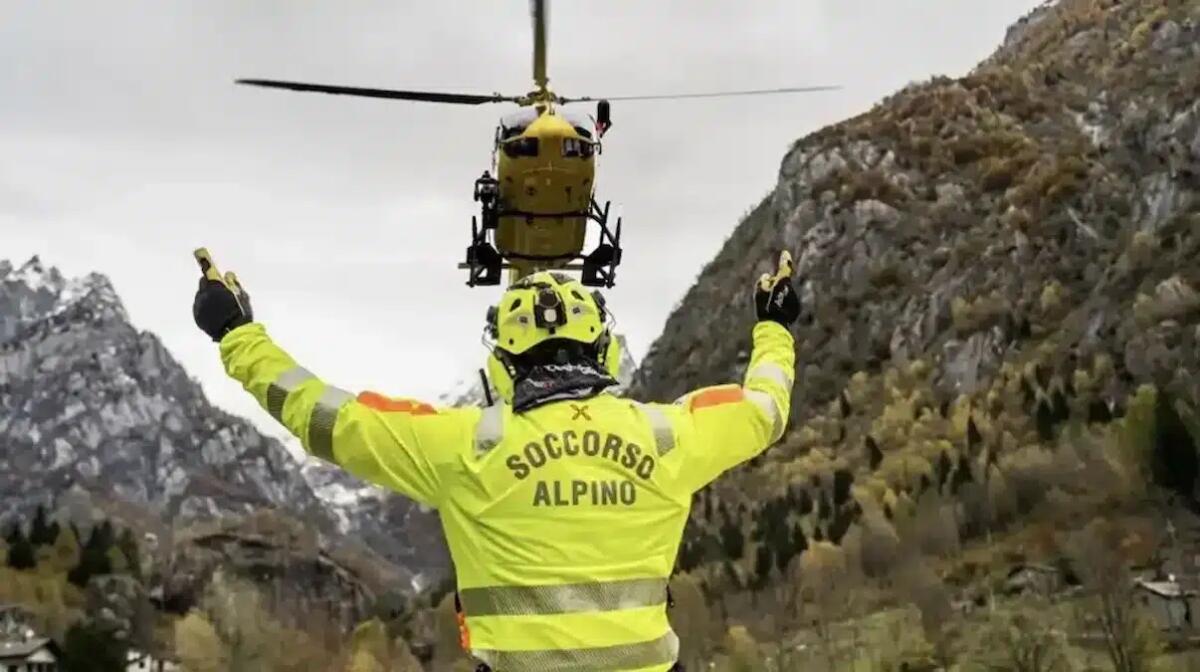 Perde il controllo dell'auto e finisce in una scarpata: 60enne estratto dalle lamiere ed elisoccorso - 