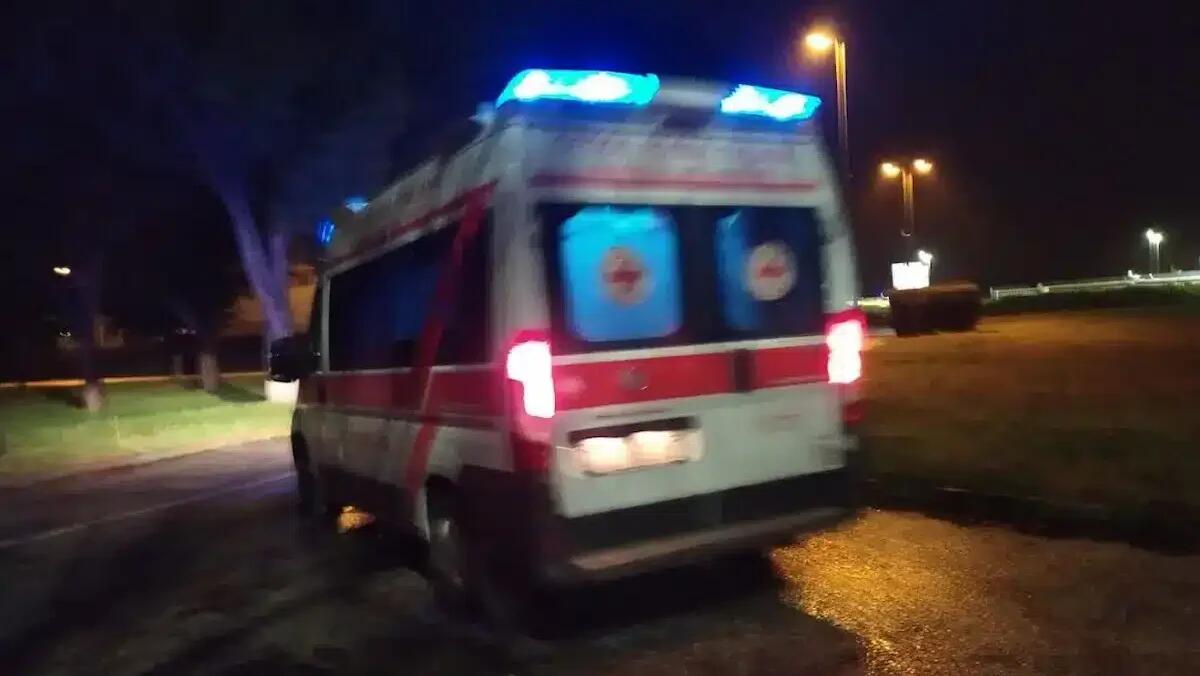 Tragico incidente nella notte, auto si schianta contro un camion: muore donna di 31 anni - 