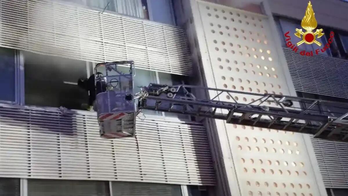 Incendio in un appartamento, anziana bloccata all'interno: salvata con l’autoscala - 