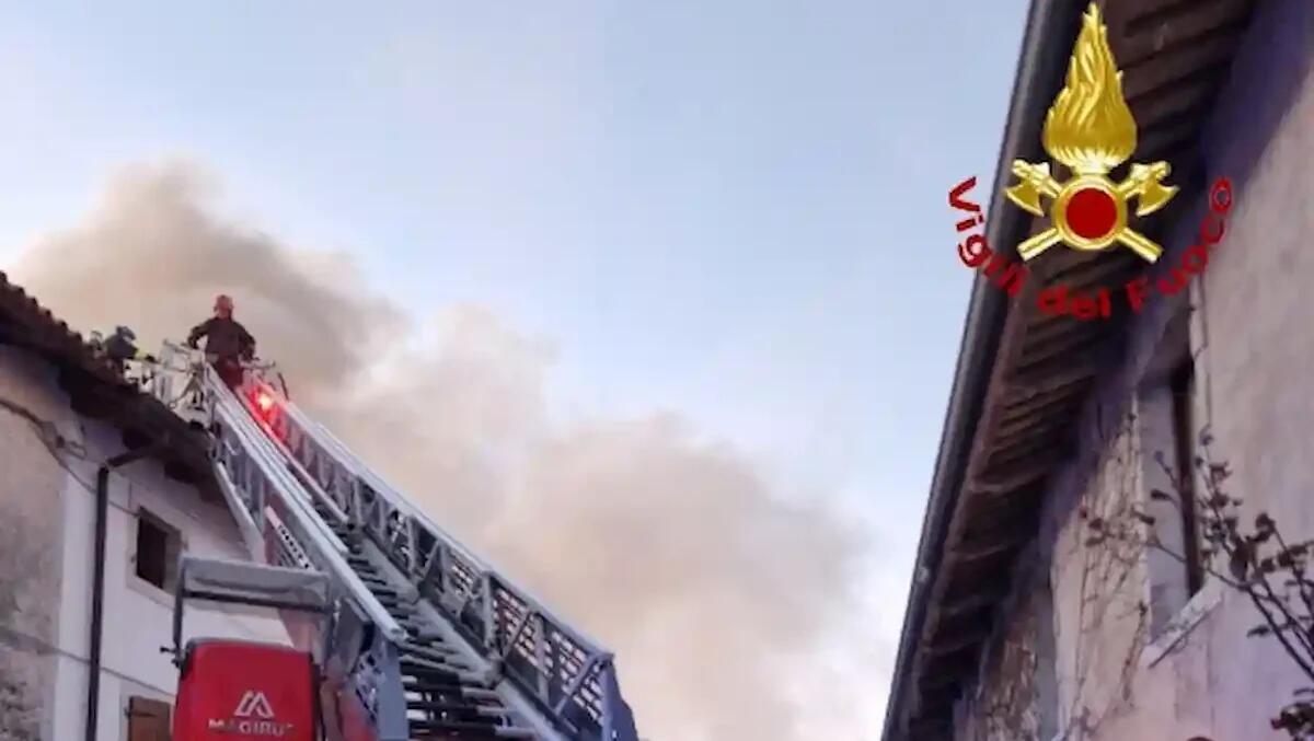 Fiamme sul tetto di una casa, attimi di paura ma nessun ferito: area messa in sicurezza dai vigili del fuoco - 