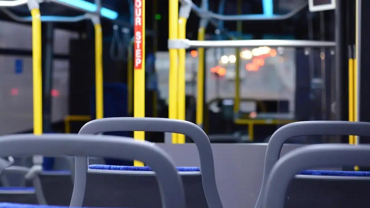 Botte, tirate di capelli e sputi: autista del bus aggredito da una ragazza per un colpo di clacson - 