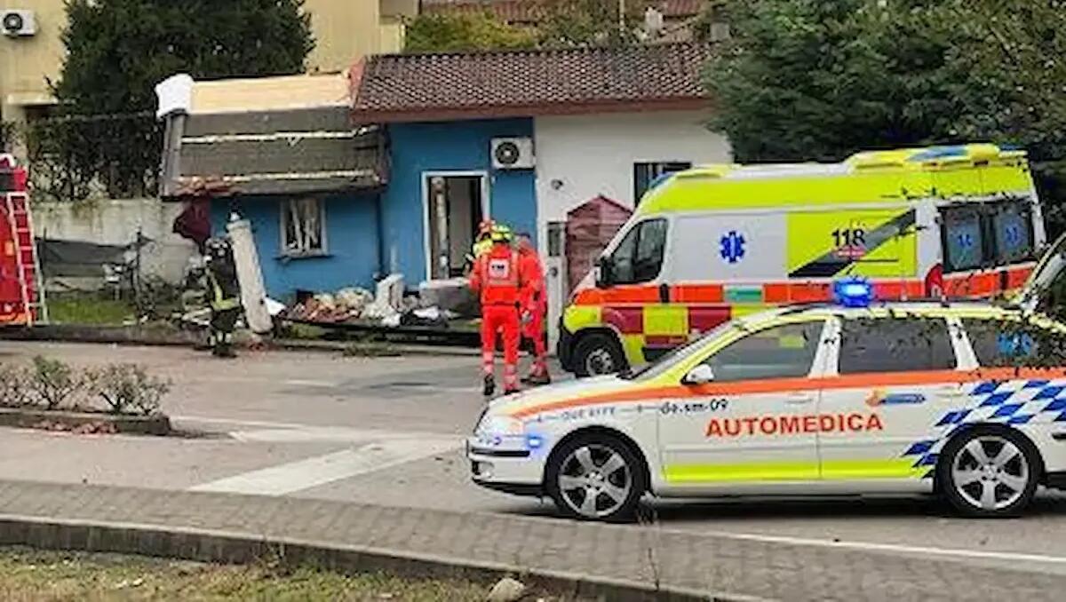 Automedica a sirene spiegate centrata da un'auto: feriti personale sanitario e il conducente del mezzo - 