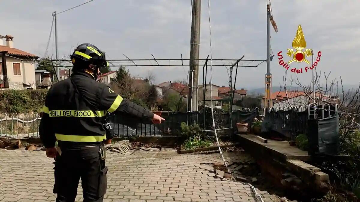 Cedimento del terreno, case a rischio: evacuata un'abitazione e messe in sicurezza due auto -