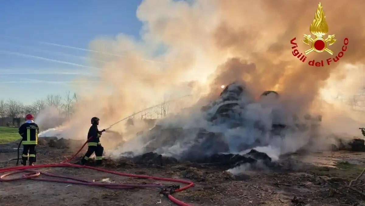 Incendio in un deposito di fieno, perdite materiali ma nessun ferito: indagini in corso - 