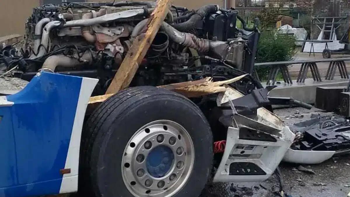 Frena di colpo per non tamponare il postino, ma il Tir si ribalta: carico sfonda la cabina, tragedia sfiorata - 