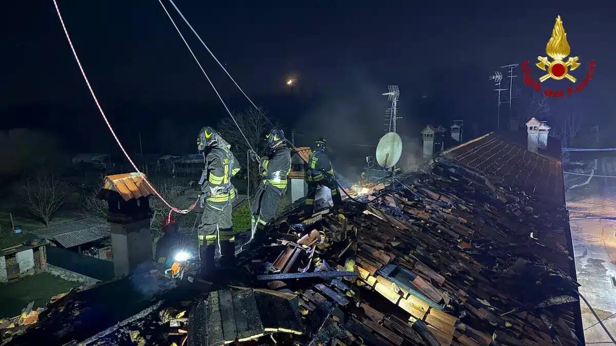 A fuoco il tetto di una casa: fiamme e colonna di fumo visibili a distanza, danni ingenti all'edificio - 