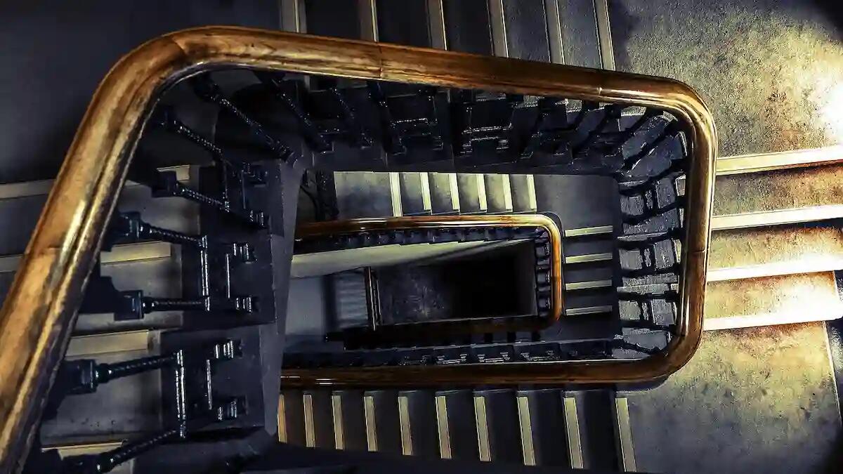 Picchiata e trascinata giù per le scale dal compagno, nessuno interviene: la 45enne è in ospedale - 