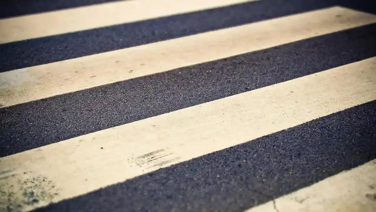 SUV non si ferma alle strisce pedonali, coppia travolta: morto il marito - 
