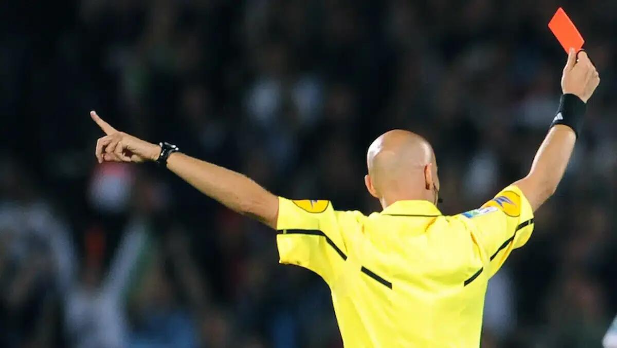 Aggredisce l'arbitro con un calcio e lo manda al Pronto Soccorso: 16enne squalificato per 4 anni - 