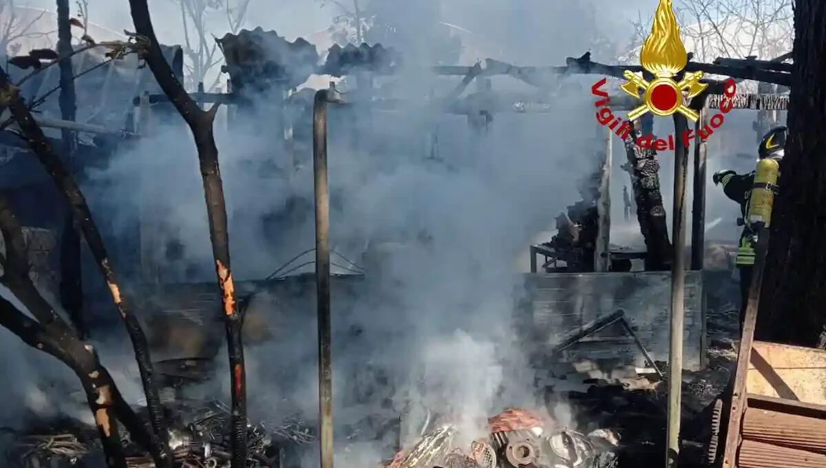 Incendio devastante in un deposito attrezzi, ingenti danni e nessun ferito - 
