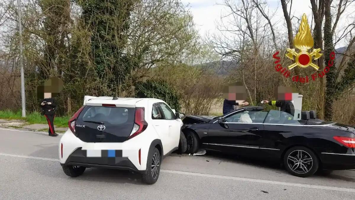 Scontro tra due auto, ferita una persona: trasportata in ospedale, traffico deviato - 