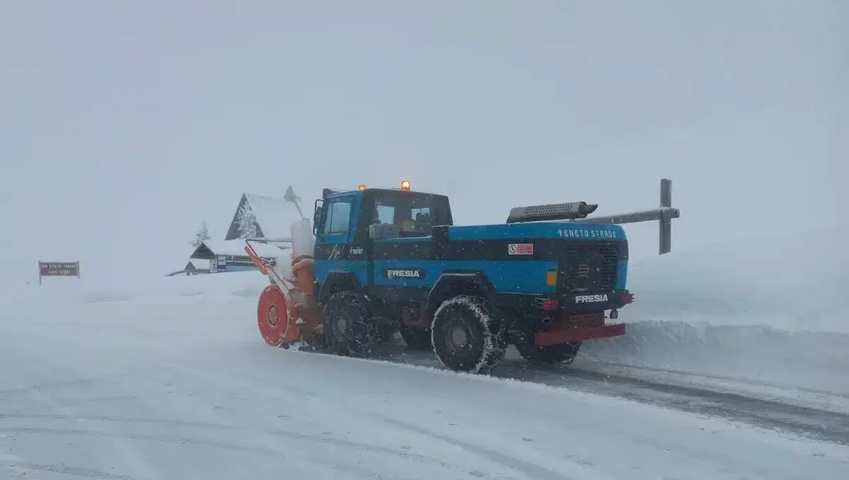 Belluno: temperature in calo, nevicate in quota e strade scivolose. Consigliate catene. - 