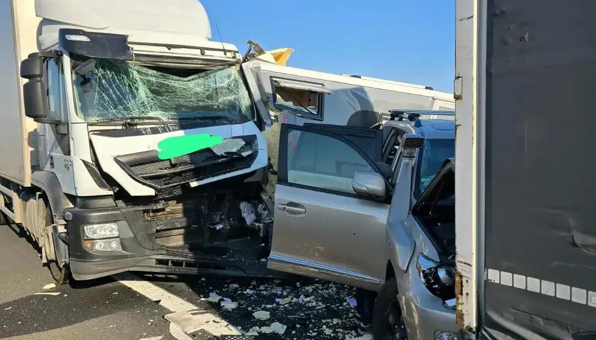 Incidente in A4: scontro tra autocarro, una roulotte e un'auto. Chiuso il tratto tra Portogruaro e San Stino - 