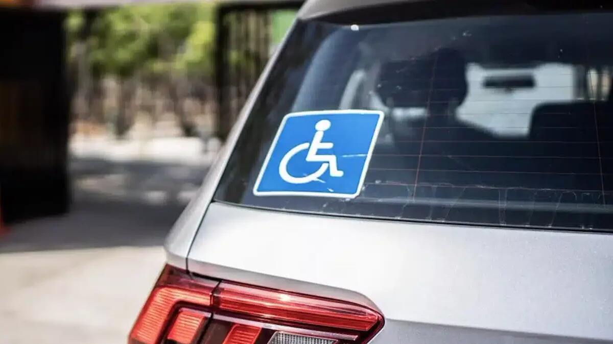 Continua a usare il contrassegno disabili della madre, ma lei è morta da quattro anni: multato 74enne - 