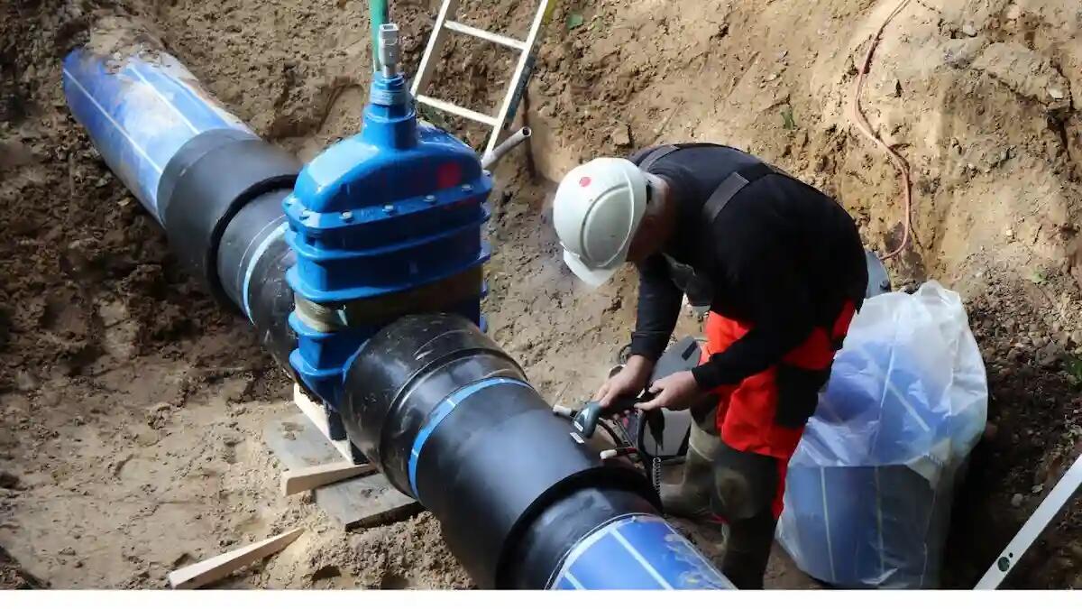 Rottura di una condotta idrica, 180 utenze senza acqua: intervento di ripristino in corso - 