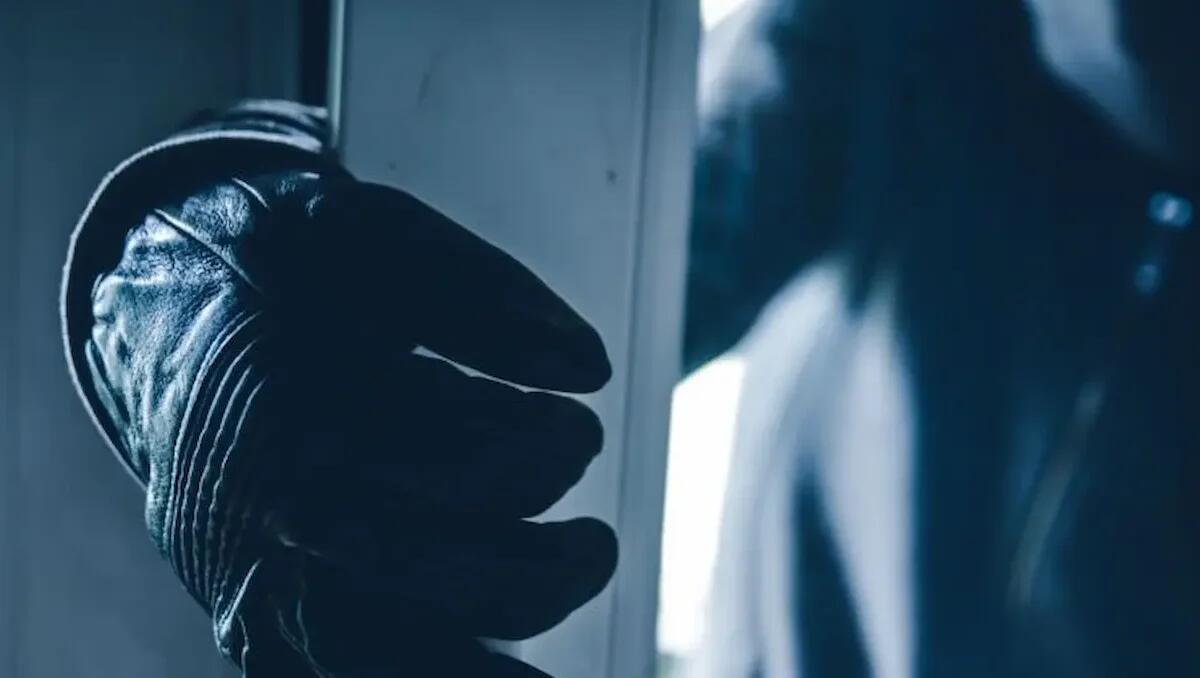 Ladri in azione nella notte, forzano una finestra e si introducono in casa: 8mila euro di bottino - 