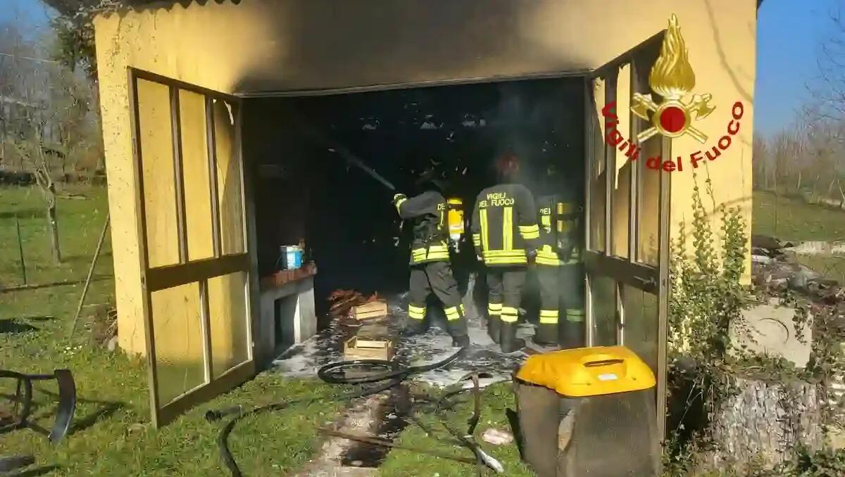 Esplosione e incendio in un garage, la causa un trattorino: tanta paura tra i residenti ma nessun ferito - 