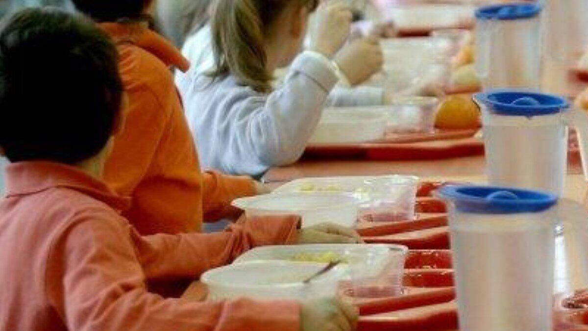 Frammento di lama di taglierino nel pane servito agli alunni: tragedia sfiorata per una bambina - 
