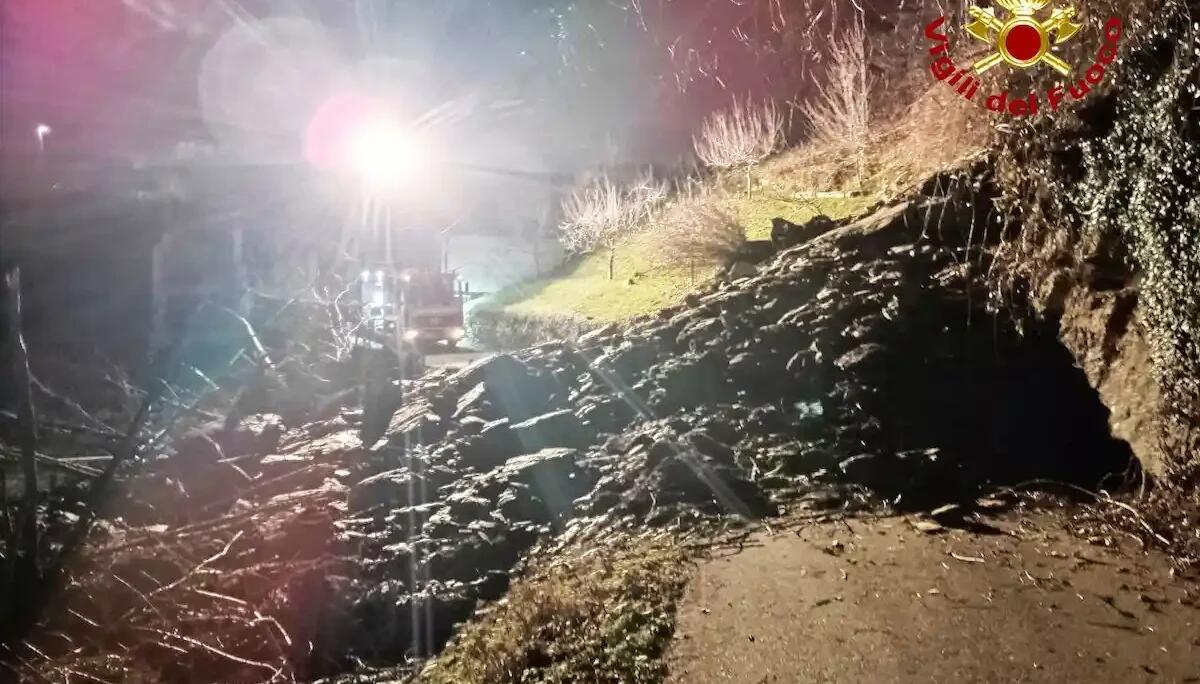 Imponente frana nella notte, detriti e massi si riversano sulla carreggiata: strada bloccata al traffico - 