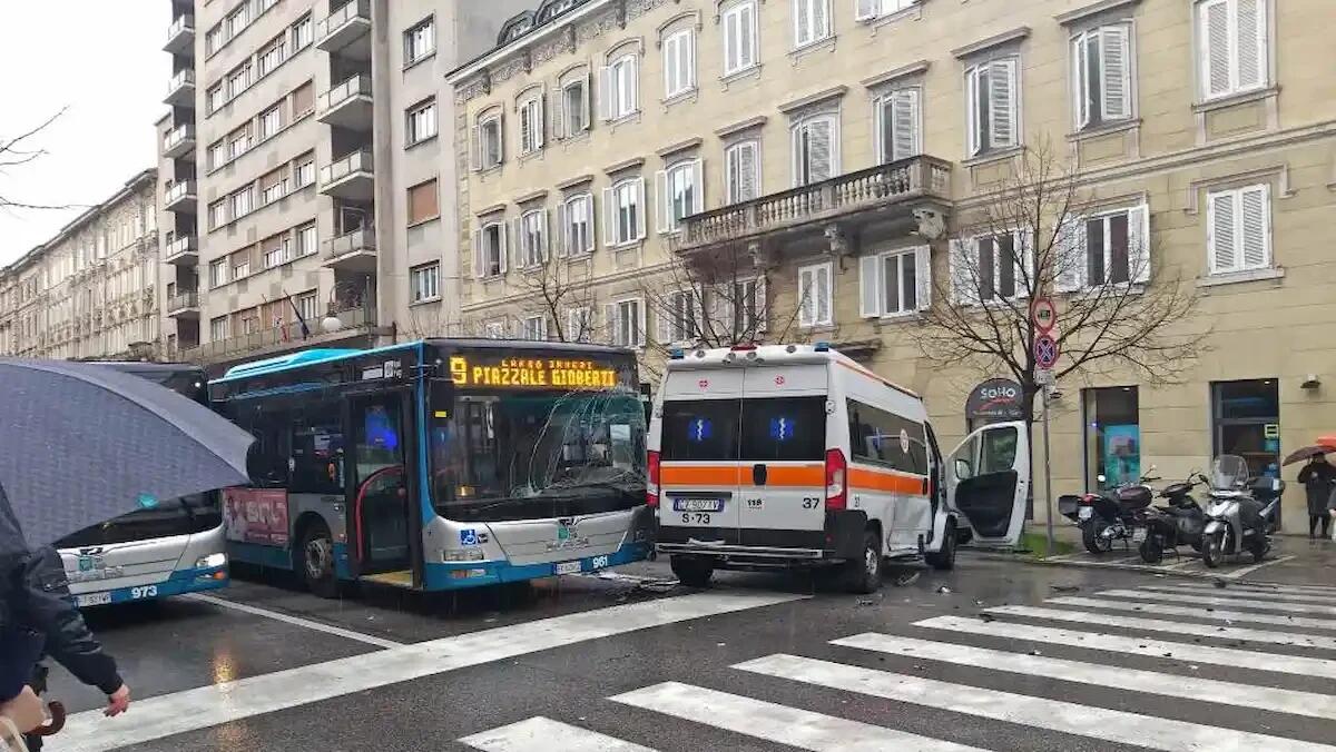 Maxi incidente in centro a Trieste tra un'auto, un bus e un'ambulanza: due feriti trasportati in ospedale - 