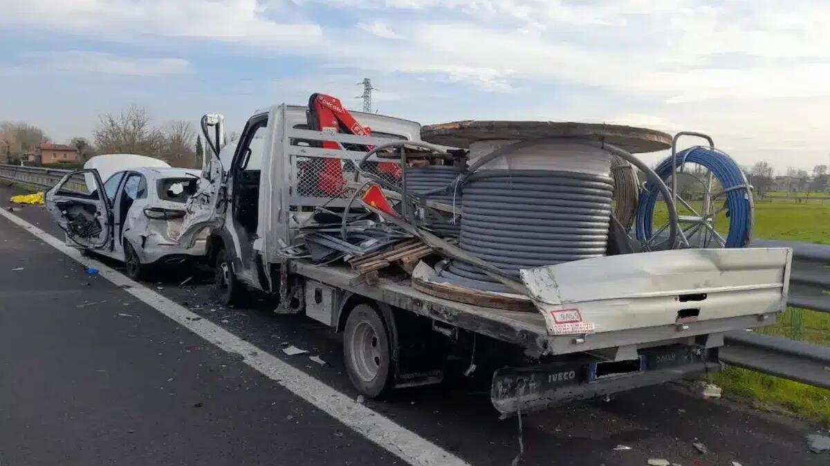 Tragedia sulla A28, scende dall'auto in corsia di emergenza e viene travolto da un tir: muore sul colpo -