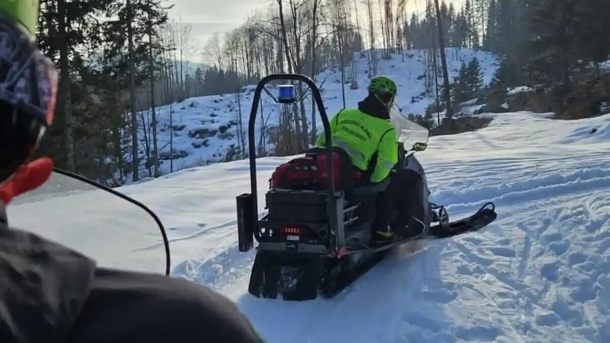 Escursionista inglese bloccato dalla neve e infreddolito, salvato dal soccorso alpino in motoslitta - 