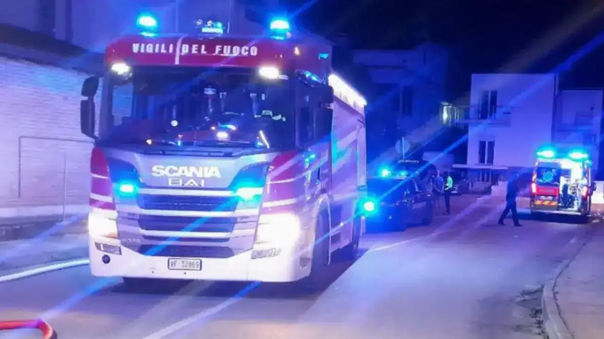 Scoppia un incendio notturno nella camera della figlia 33enne, ma lei fugge: genitori salvati in tempo - 