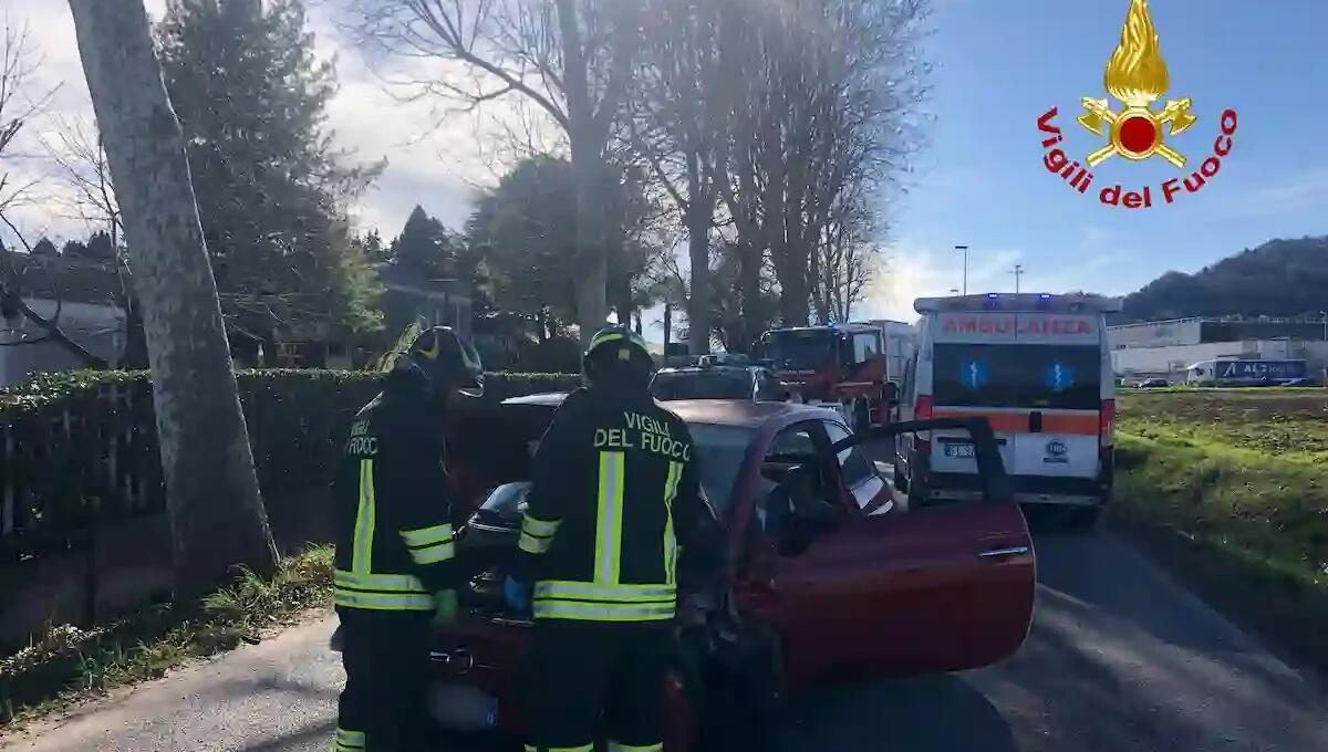 Scontro tra auto, due donne ferite di cui una bloccata nell'abitacolo: traffico deviato lungo la SP VI - 