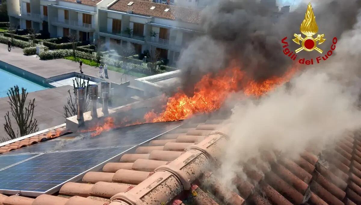 Divampano le fiamme dai pannelli solari di una casa vacanze: ingenti danni al tetto dell'edificio - 