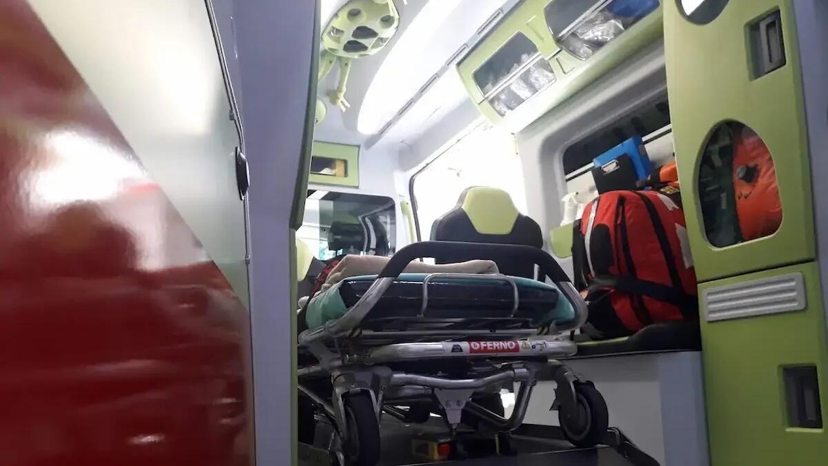 Usa l'alcol per accendere la stufa, è grave un 83enne: ustionato, elitrasportato d'urgenza in ospedale - 
