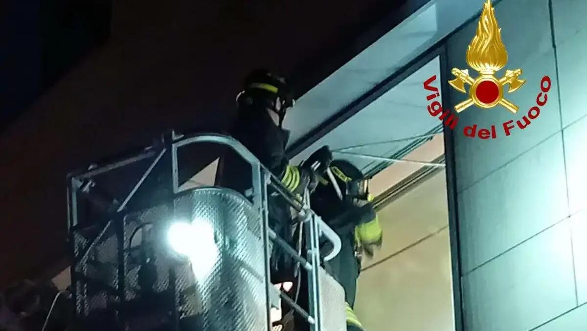 Donna bloccata in ufficio, rimasta chiusa nell'edificio dopo un corso: liberata dai vigili del fuoco - 