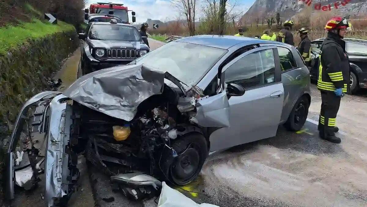 Scontro frontale tra due auto, tre persone coinvolte:  una rimasta incastrata tra le lamiere - 